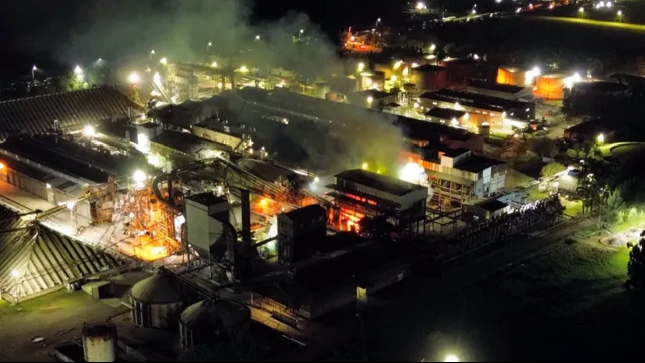 Voraz incendio arrasó una planta de Vicentin en Santa Fe