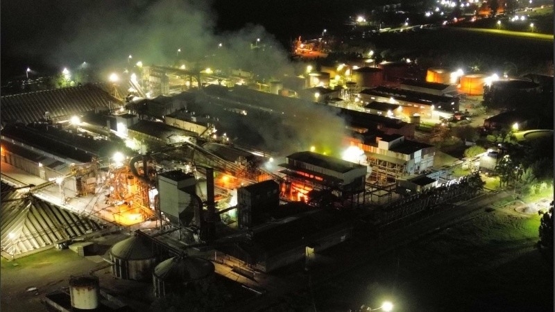 Gran despliegue de bomberos por un fuerte incendio en Vicentin