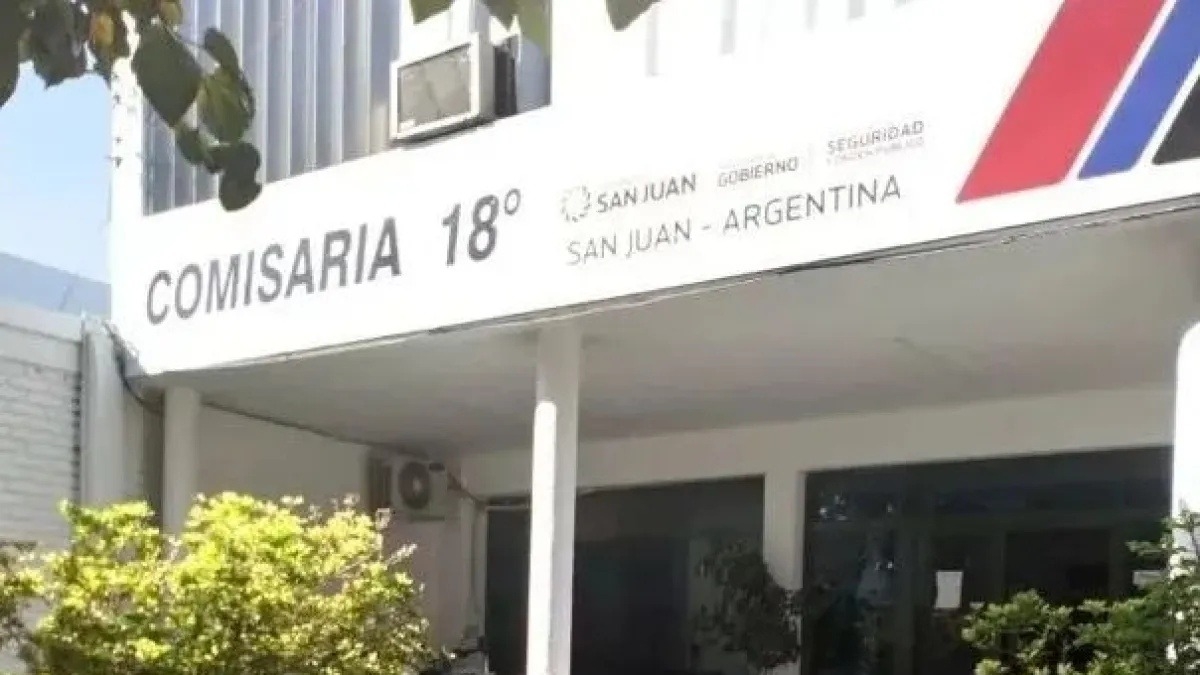 Viajaba con su novia en un auto y ladrones lo apuñalaron para robarle