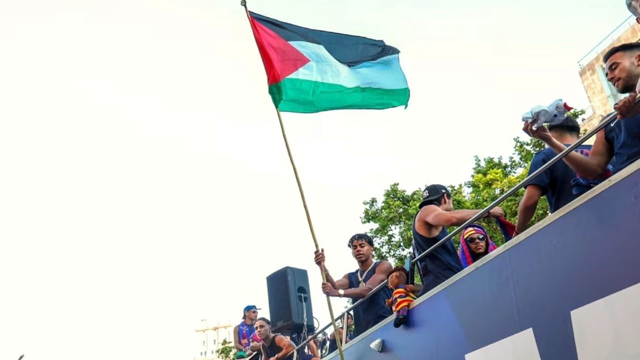 Lamine Yamal festejó el título de Barcelona con la bandera de Palestina y su DT lo cruzó