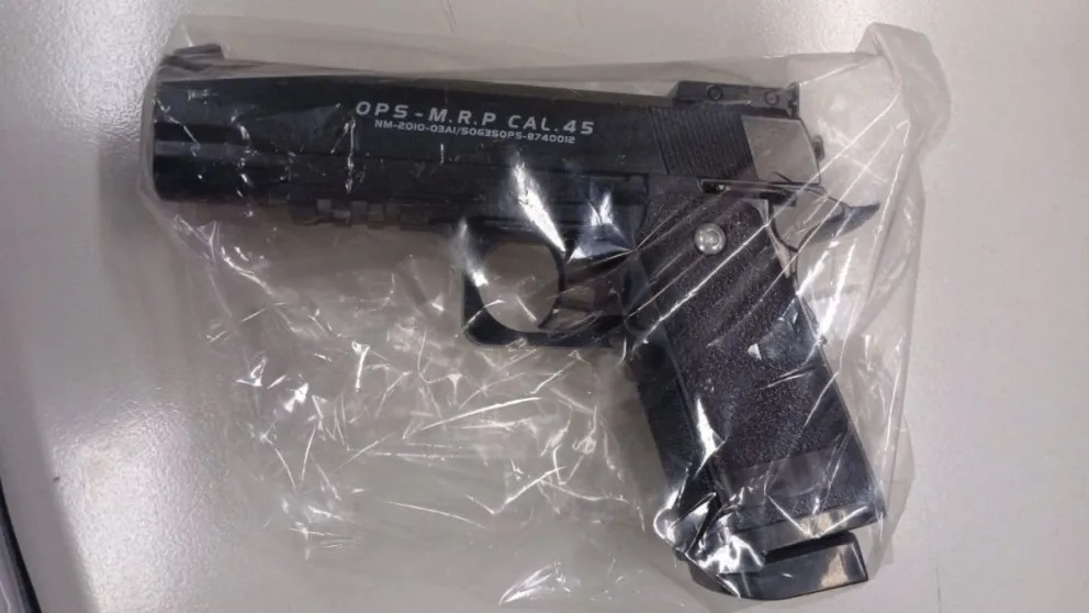 Un alumno de 11 años llevó un arma a una escuela de Capital