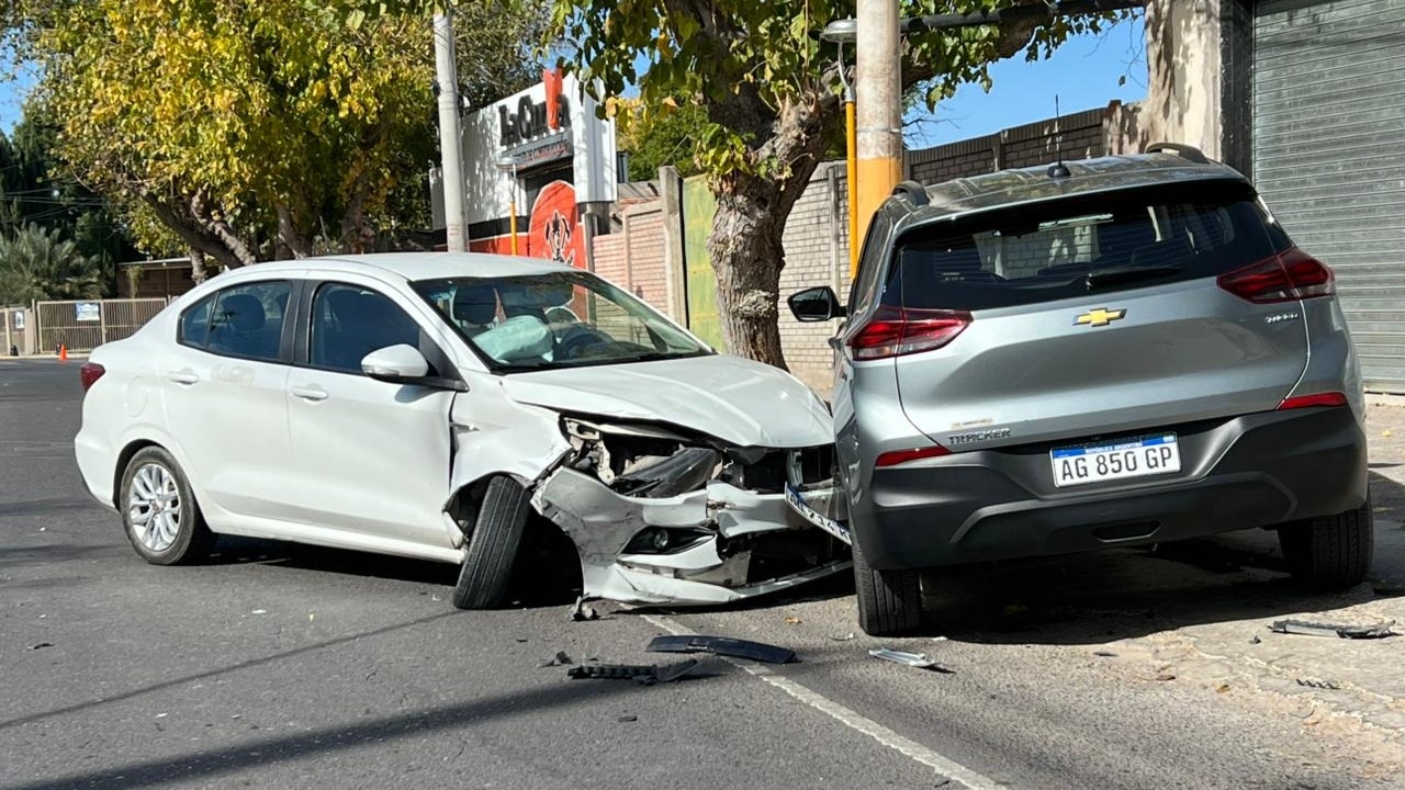 Impactante choque en Santa Lucía: mujer quiso girar un "U" en una avenida