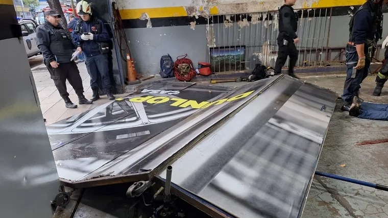 Cayó un portón de hierro de una gomería y mató a un hombre de 73 años en Buenos Aires