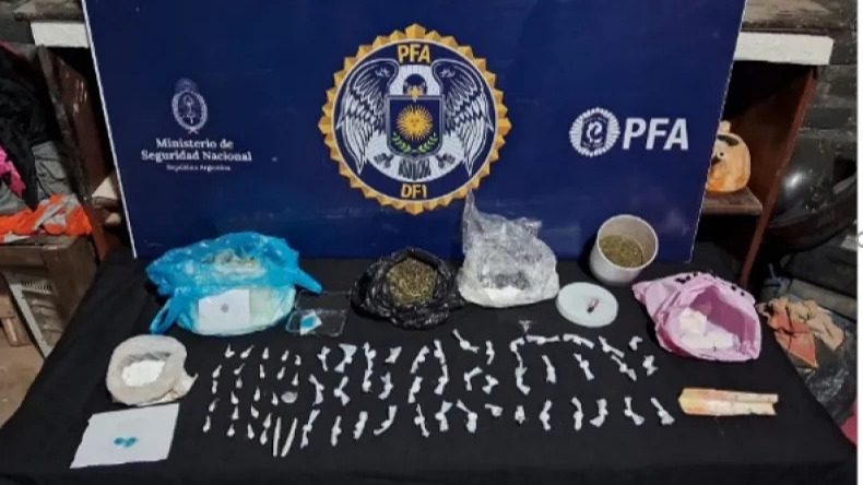 Desarticularon un punto de venta de droga en el Barrio Las Rosas de Capital