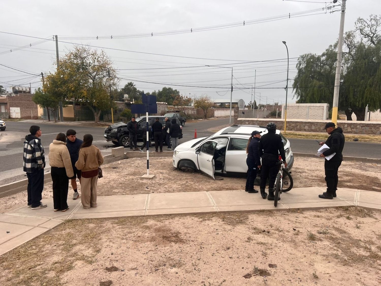 Impactante choque en Barrio Maipú II con dos camionetas involucradas