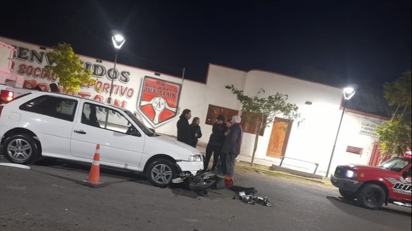 Una pareja terminó hospitalizada tras ser chocada por un auto