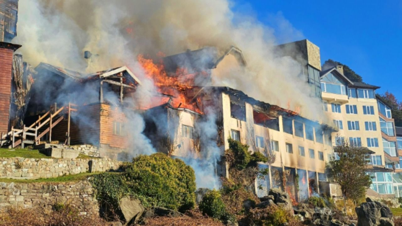 Un voraz incendio destruyó el histórico Hotel Huemul en Bariloche
