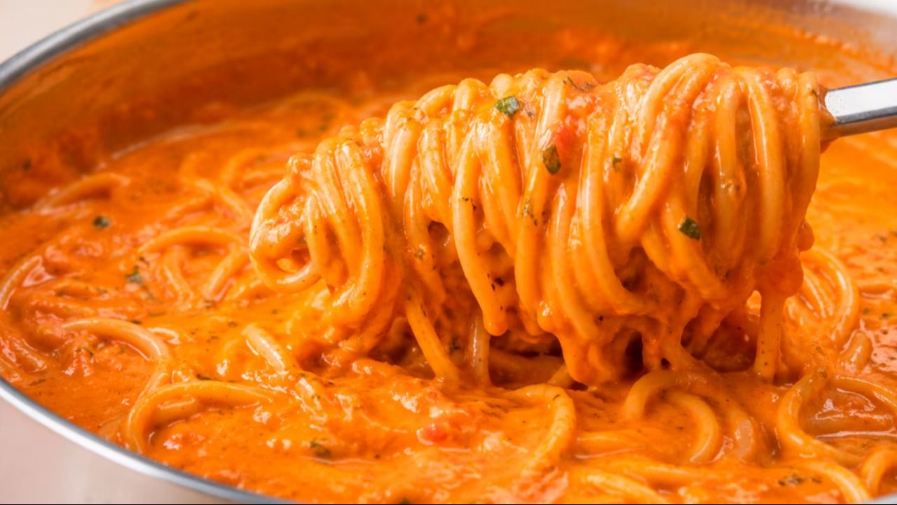 Cómo preparar salsa cremosa de tomate y albahaca en 20 minutos