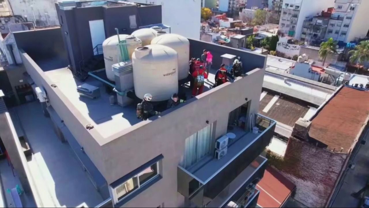 Un incendio dejó a varias familias atrapadas en un edificio