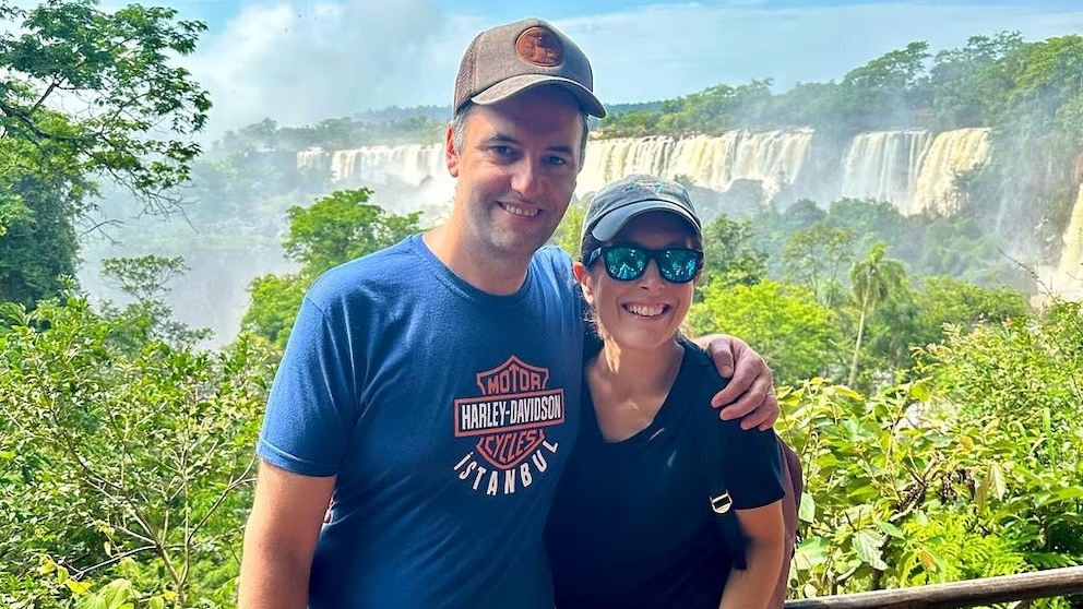 Investigan 21 viajes de Manuel Adorni junto a su esposa