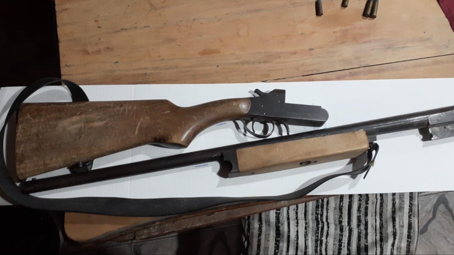 Encontraron una escopeta y varios cartuchos en una casa