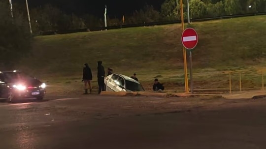 Salió del boliche y terminó con el auto incrustado en el Lateral de Ruta 40