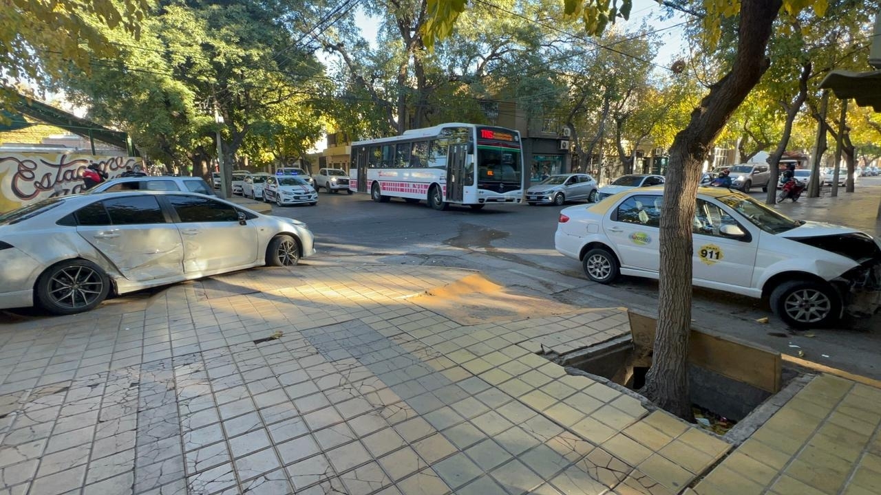Un taxi y un auto chocaron y uno terminó arriba de la vereda, en Capital