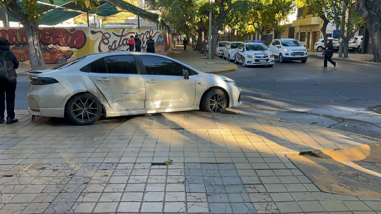 El Toyota Corolla quedó arriba de la vereda. FOTO: DIARIO HUARPE. 