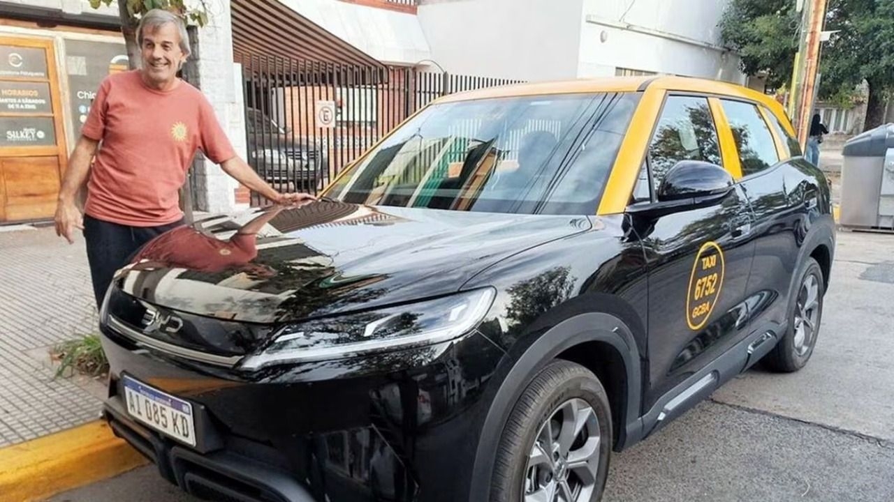 Tiene el primer taxi eléctrico del país y cuenta cuánto ahorra