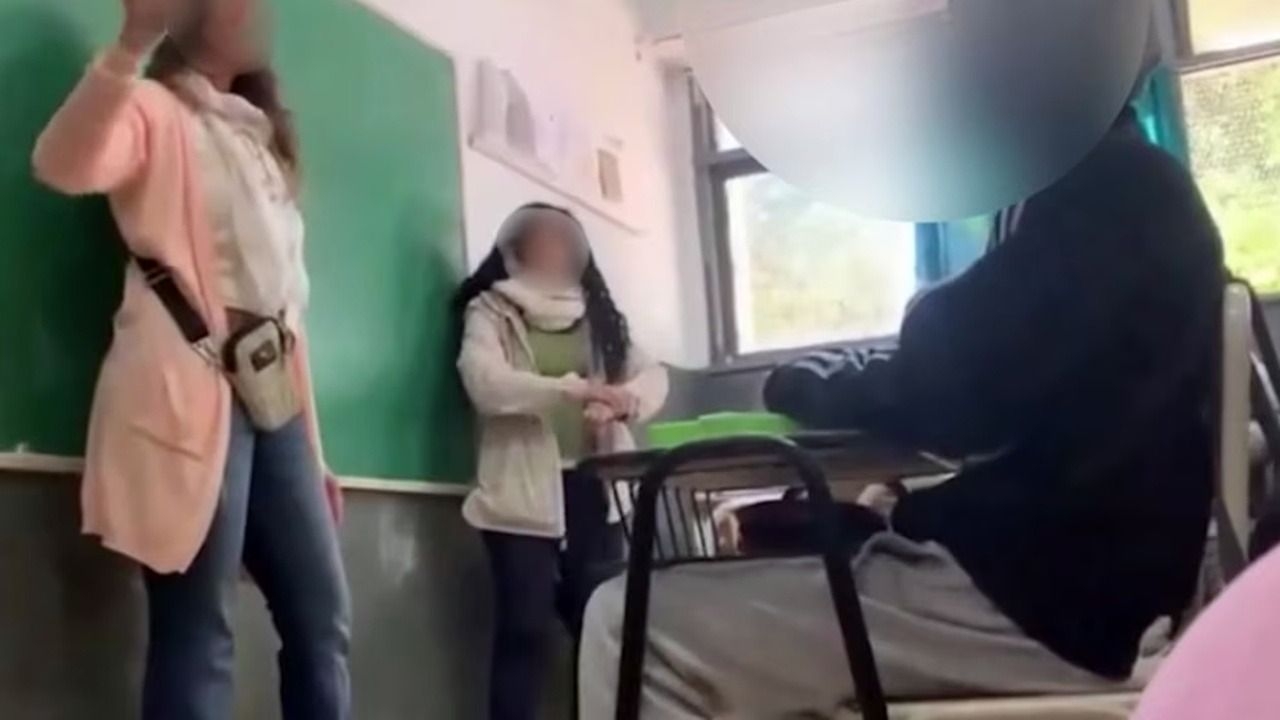 Una directora pateó el banco de un alumno en un llamado de atención en el aula