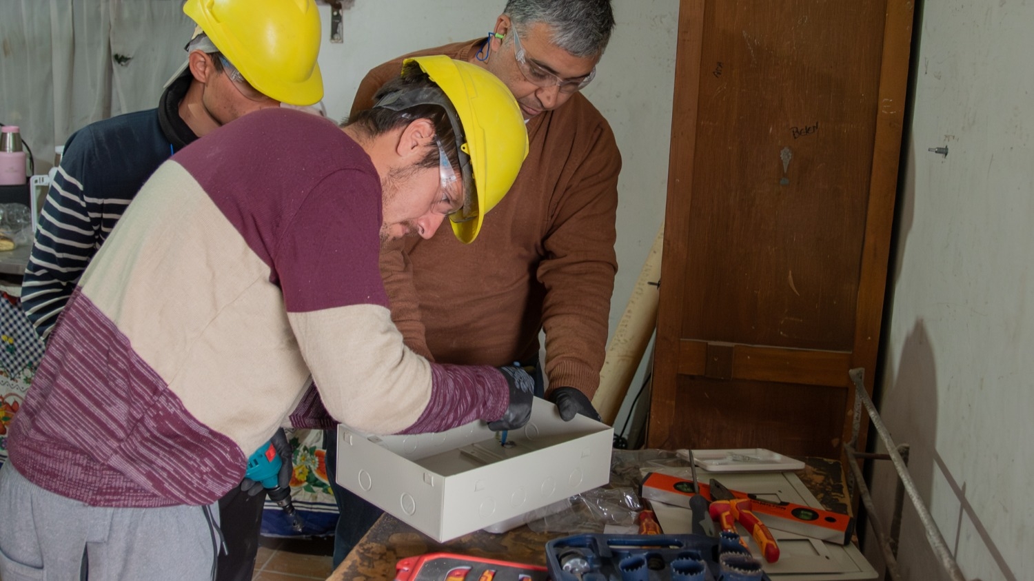 Más de 30 alumnos participaron en cursos técnicos de electricidad y plomería