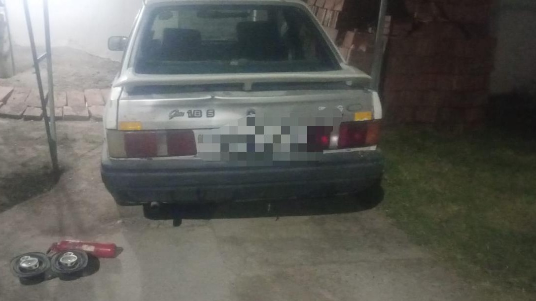Una pareja cayó en Rawson por robar parlantes y un matafuego de un auto