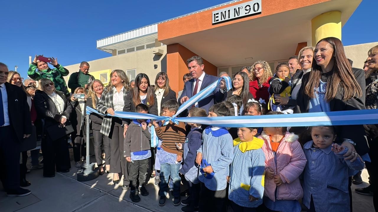 Orrego inauguró formalmente la ENI Nº90 y una escuela primaria en Chimbas