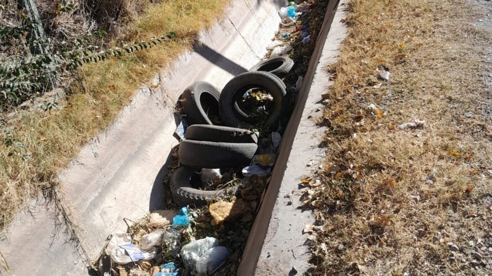 Calles y casas inundadas tras el desborde de un canal por basura acumulada