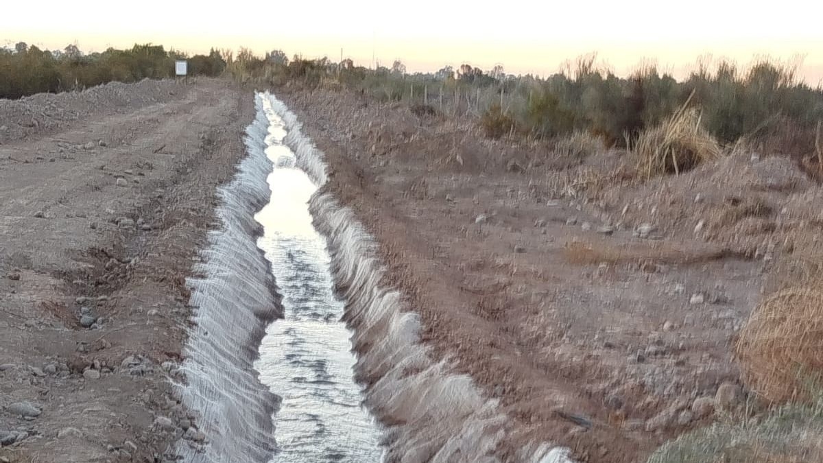 Hidráulica puso a prueba el nuevo sistema de impermeabilización de canales 