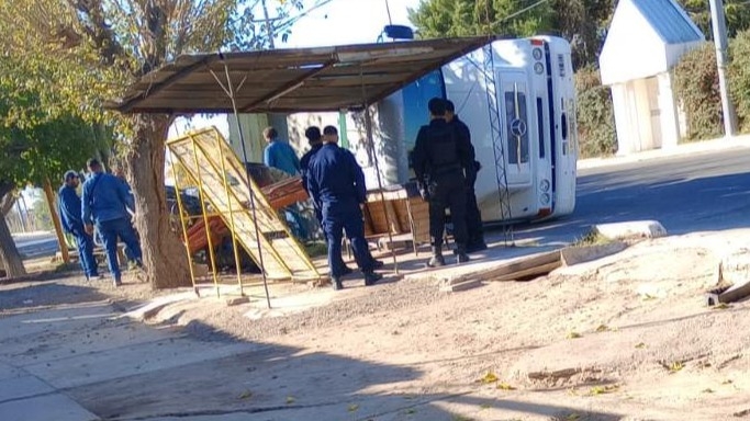 Volcó un camión tras intentar cargar un tractor en Santa Lucía