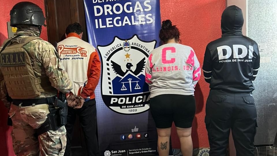 Droga, dinero y celulares secuestrados: caen dos hermanos por narcomenudeo