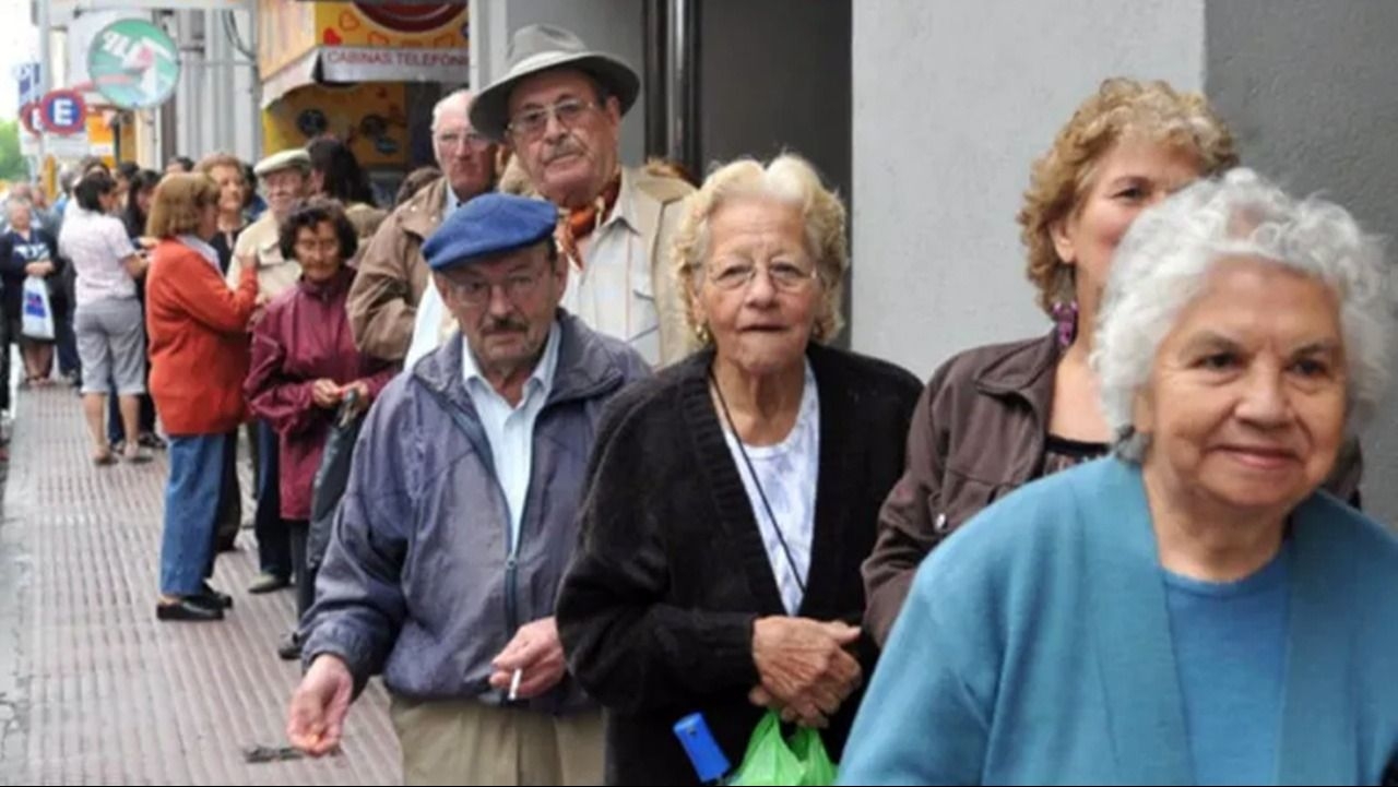 El Gobierno dejará de apelar fallos por Ganancias a jubilados