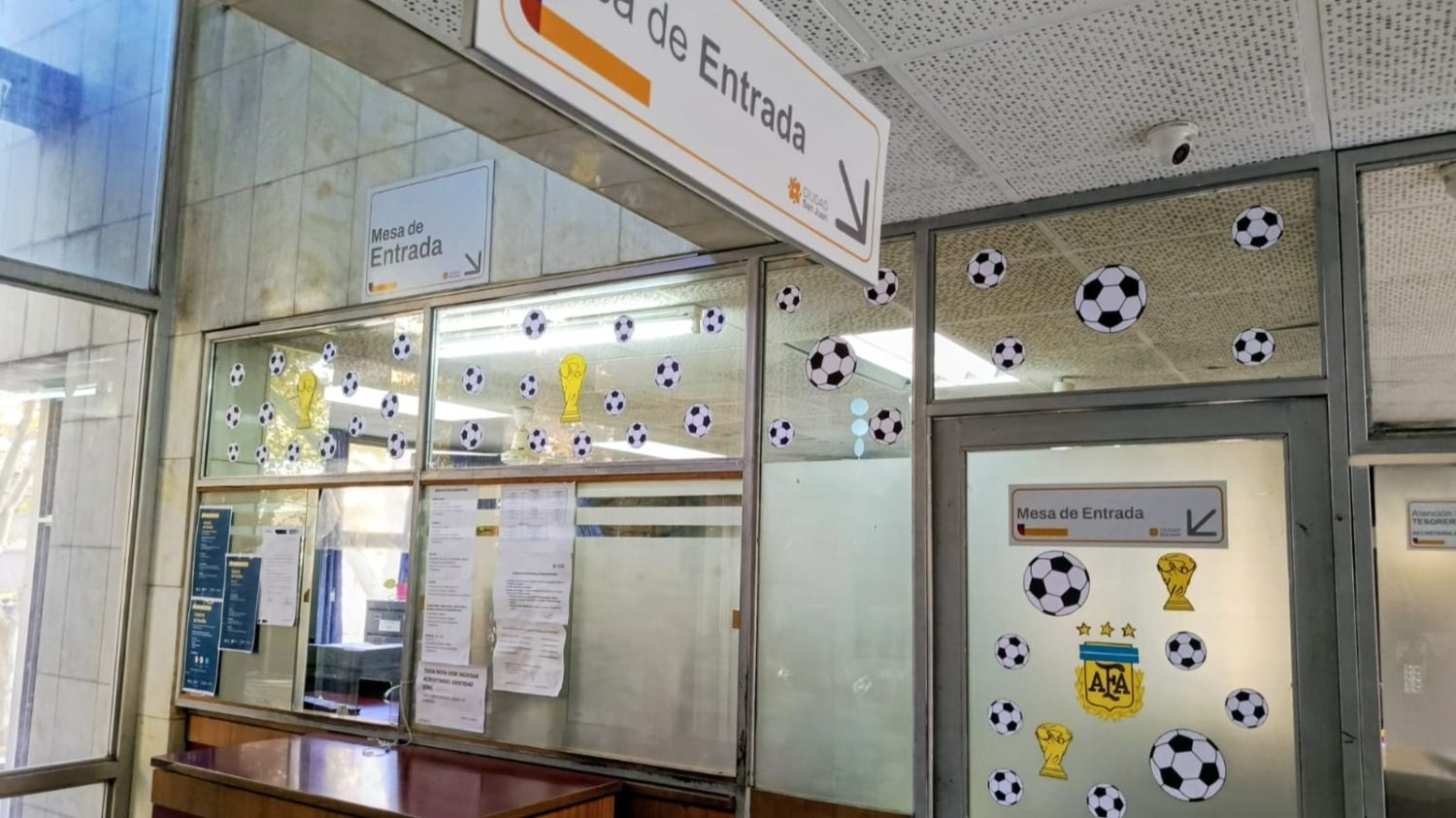 La oficina de Capital que se tiñó de celeste y blanco como cábala para el Mundial 2026