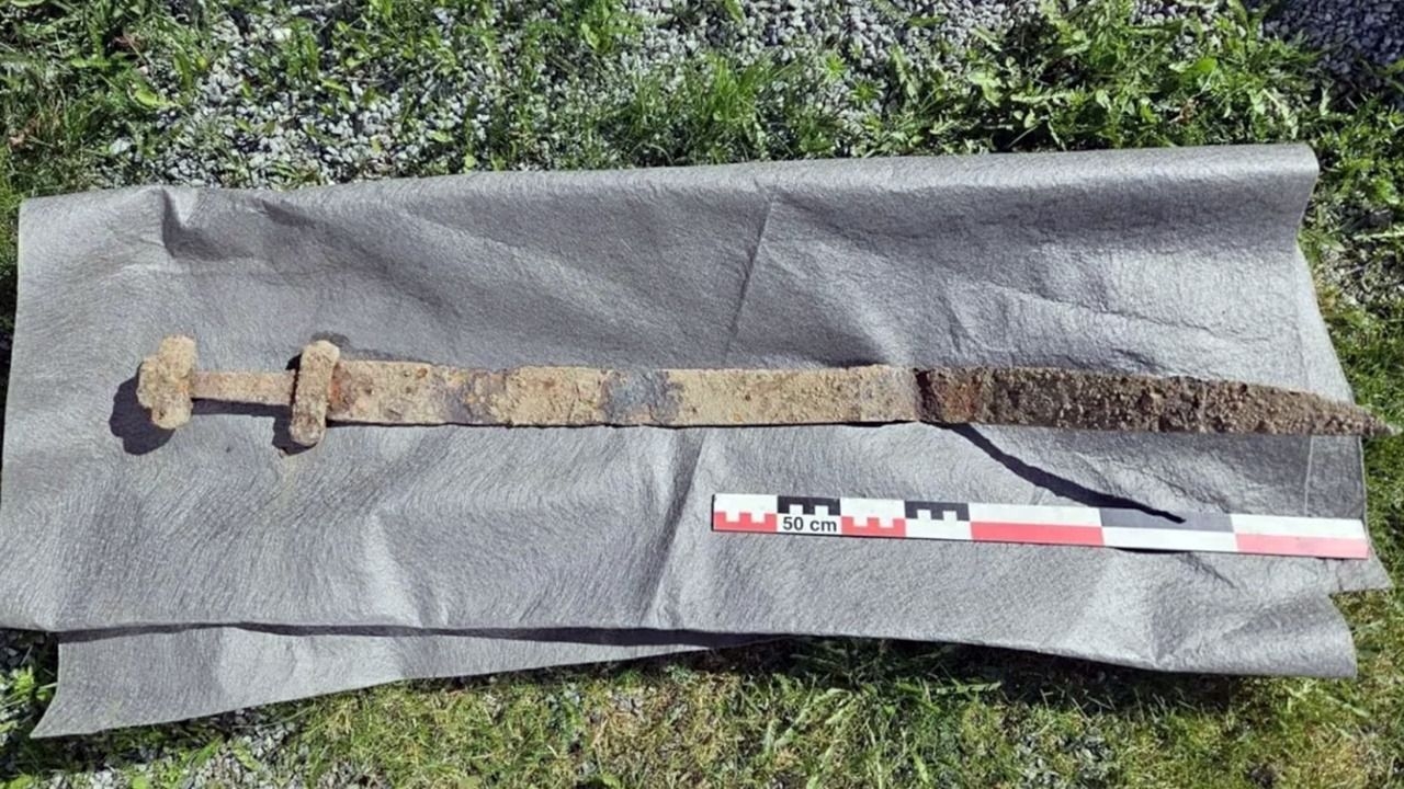 Un niño halló una espada vikinga de 1.300 años mientras jugaba