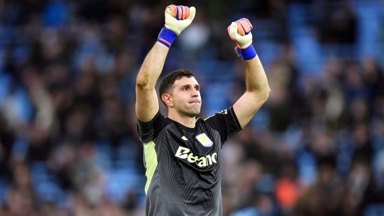 Dibu Martínez busca otro título europeo con Aston Villa