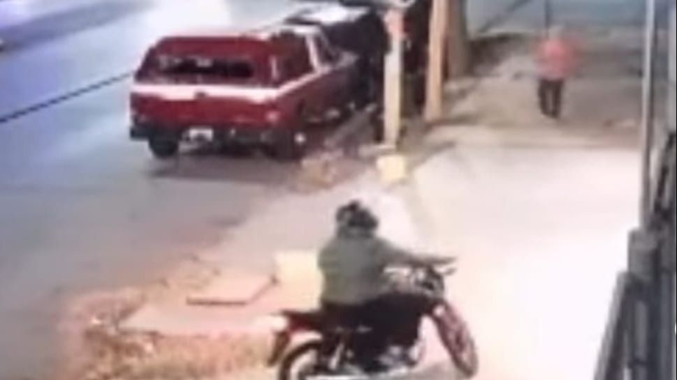 ¡Inseguridad en Desamparados! Robo a limpiavidrios en plena calle