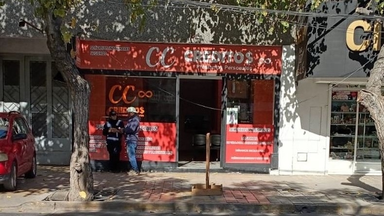 Denuncias y allanamiento por estafa a una casa de créditos: una detenida