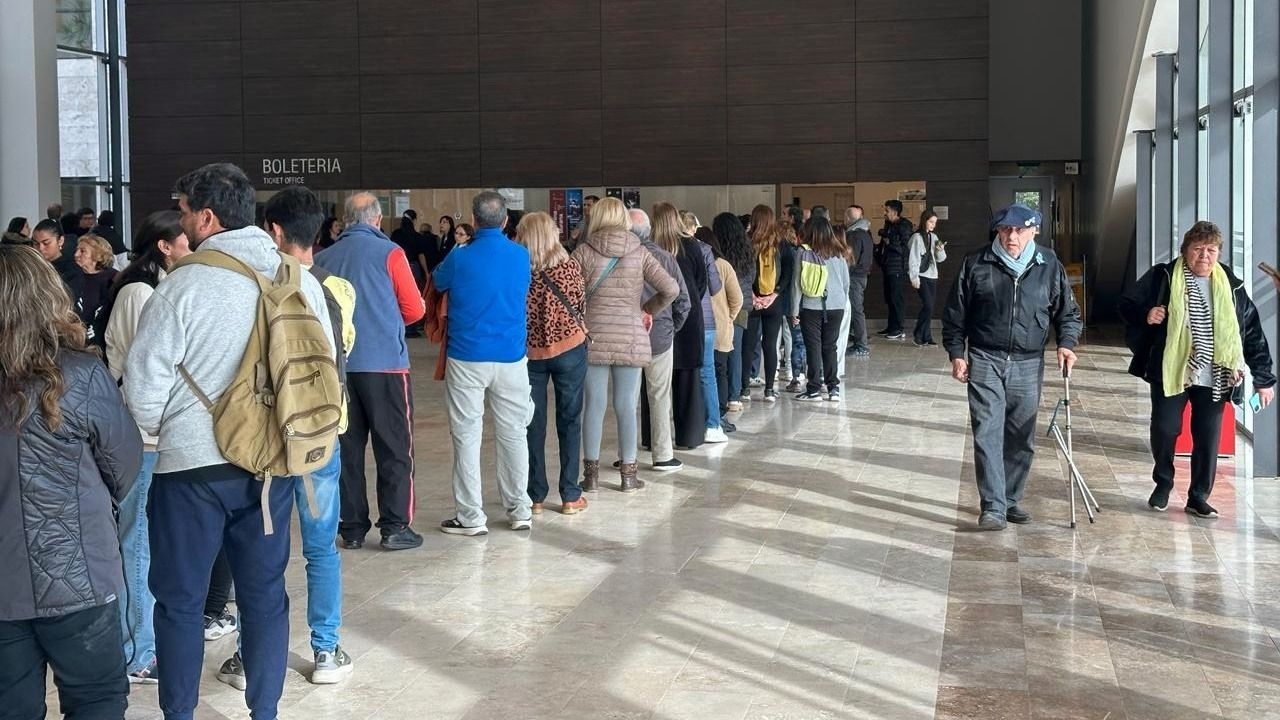 Largas filas para conseguir entradas para la Gala Patria con una función ya agotada