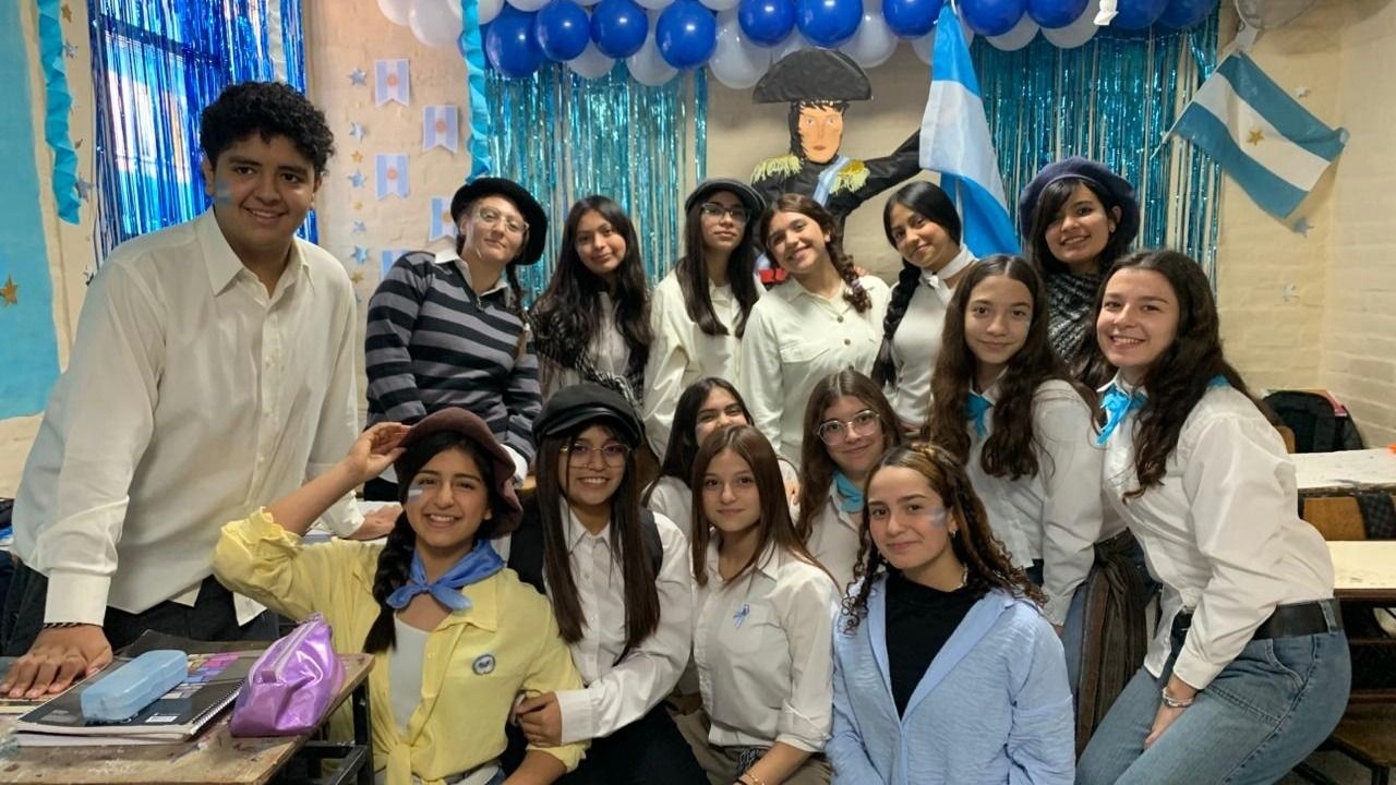 La Escuela Modelo recordó la Semana de Mayo con aulas temáticas y trajes de época