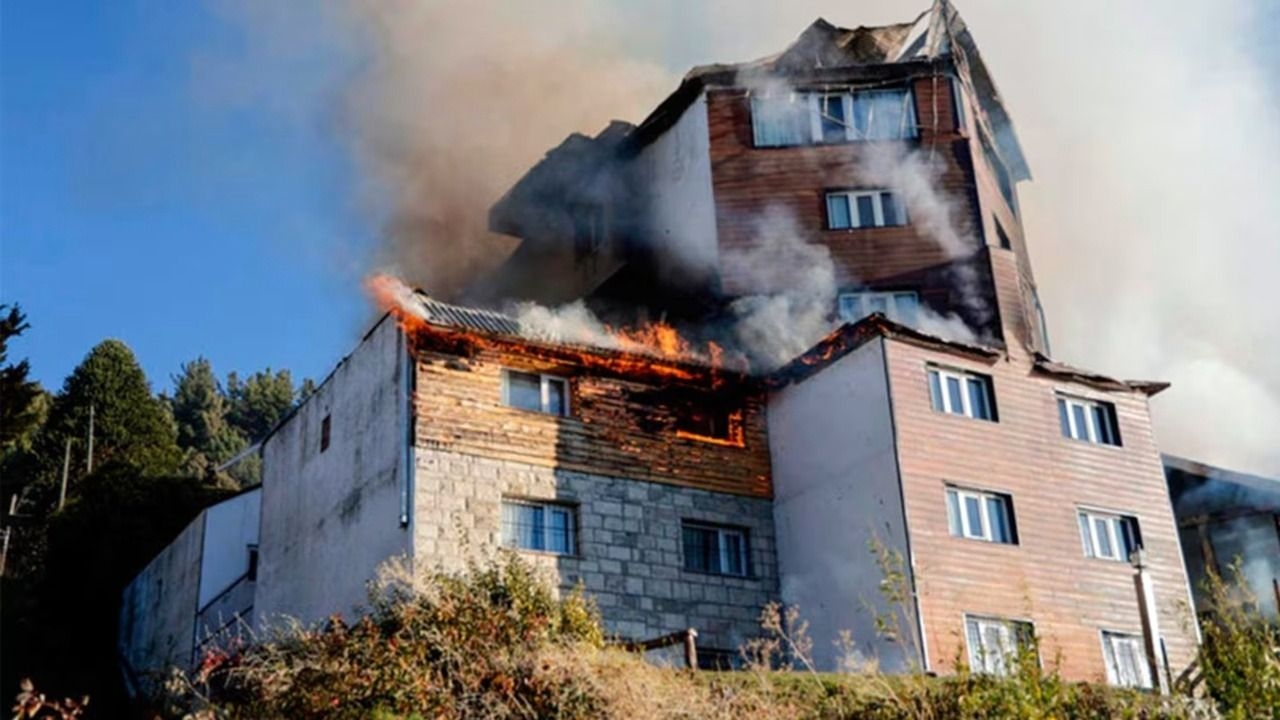 El dueño del histórico Hotel Huemul quiere reconstruirlo tras el incendio