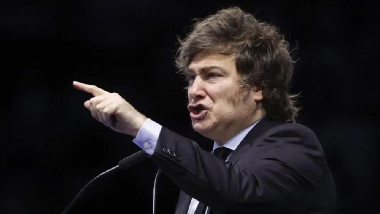 Milei impulsa una nueva ley de medios y apunta a los periodistas