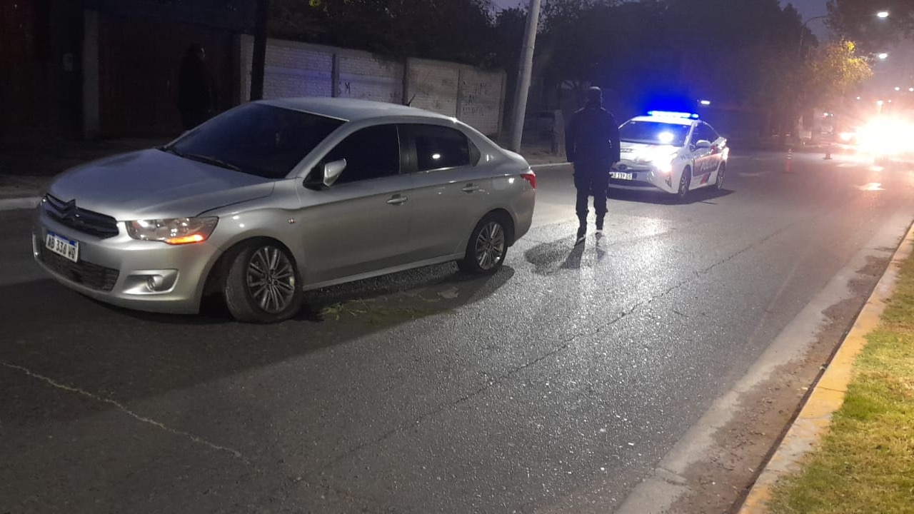 Un auto atravesado en avenida Rawson afecta el tránsito entre Colombia y Falucho