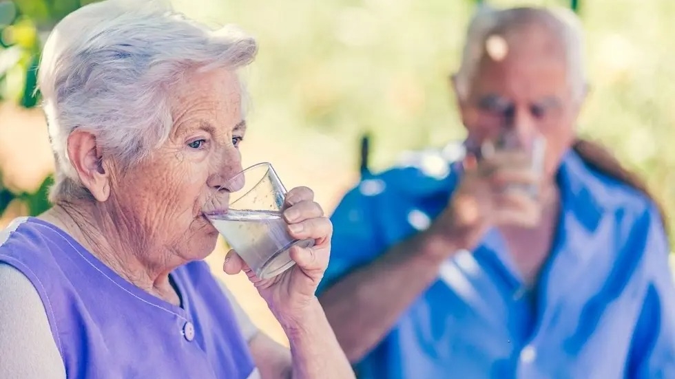 Cuánta agua deben beber los adultos mayores para cuidar su memoria