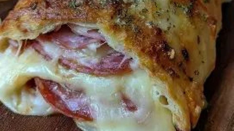 Stromboli, la receta de la pizza rellena que rinde para una familia numerosa