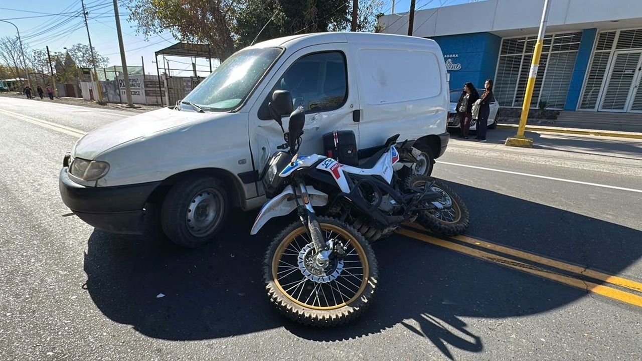 Una camioneta intentó girar en U y lo chocó una moto