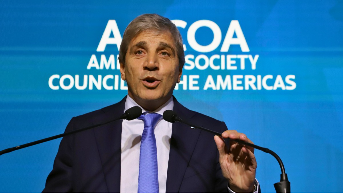 Caputo anunció la licitación de rutas en 11 provincias del país