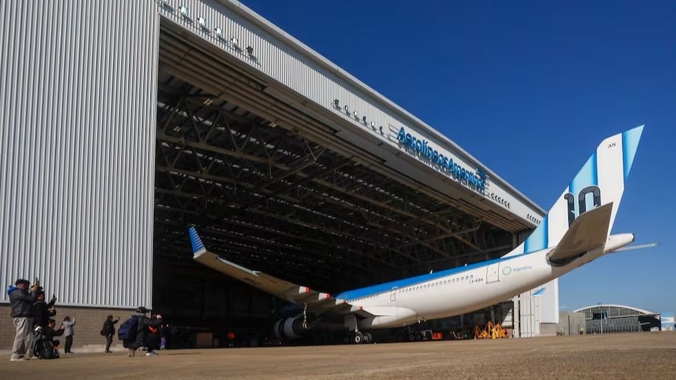 El avión de Aerolíneas Argentinas que rinde homenaje a Messi y a la Selección
