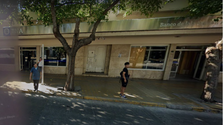 Un hombre estafó a una mujer de 73 años y fue detenido en un banco de Capital