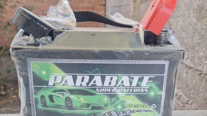 Cayeron dos hombres por robar una batería de auto en Rawson