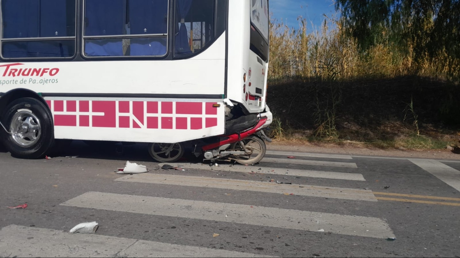 Un motociclista chocó contra un colectivo en San Martín y terminó hospitalizado
