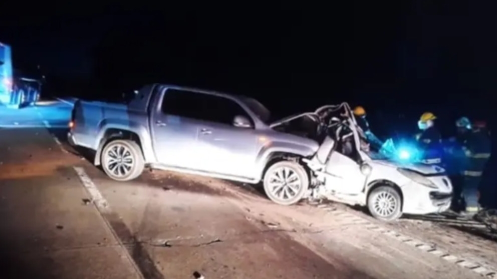 Cinco muertos, entre ellos dos menores, tras el impacto de una camioneta contra un auto