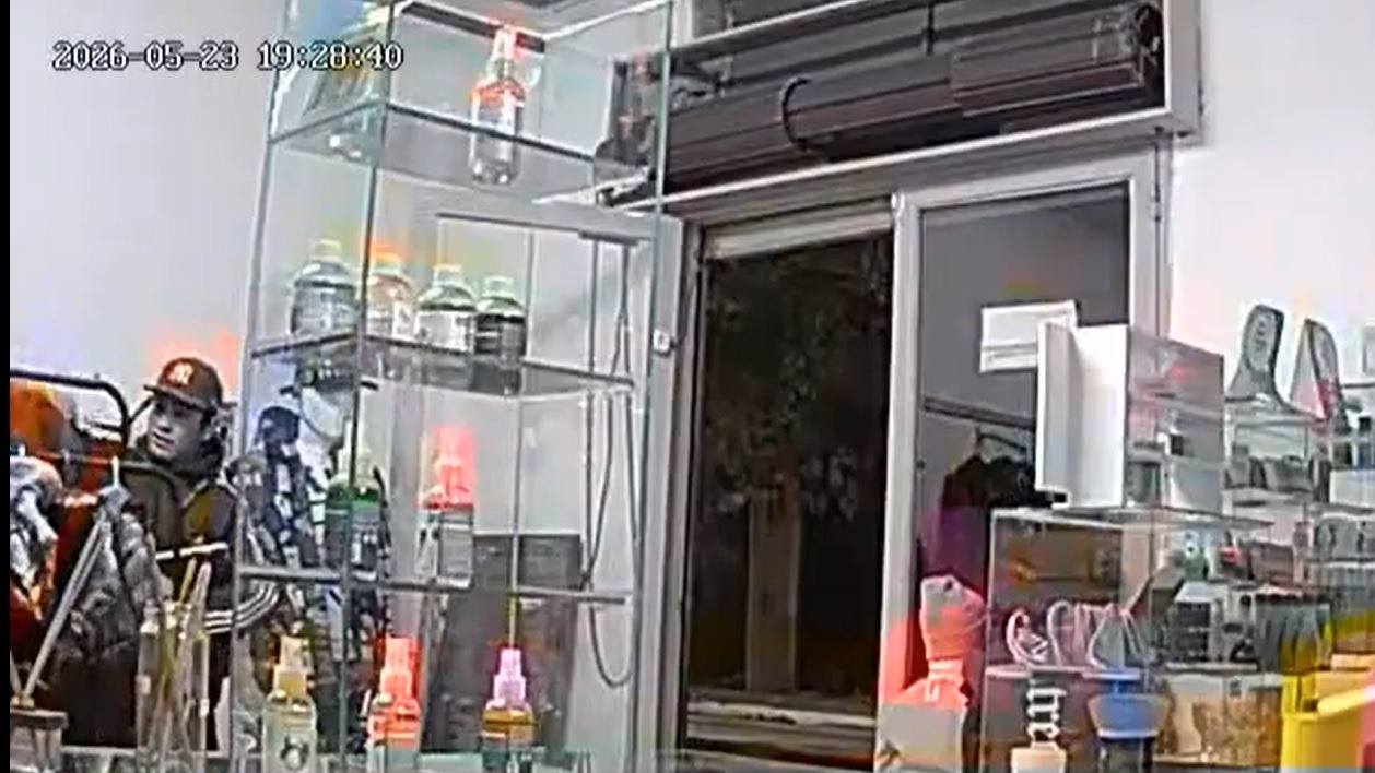 Encañonaron a una mujer para robar tres camperas, una balanza y dos celulares en un negocio