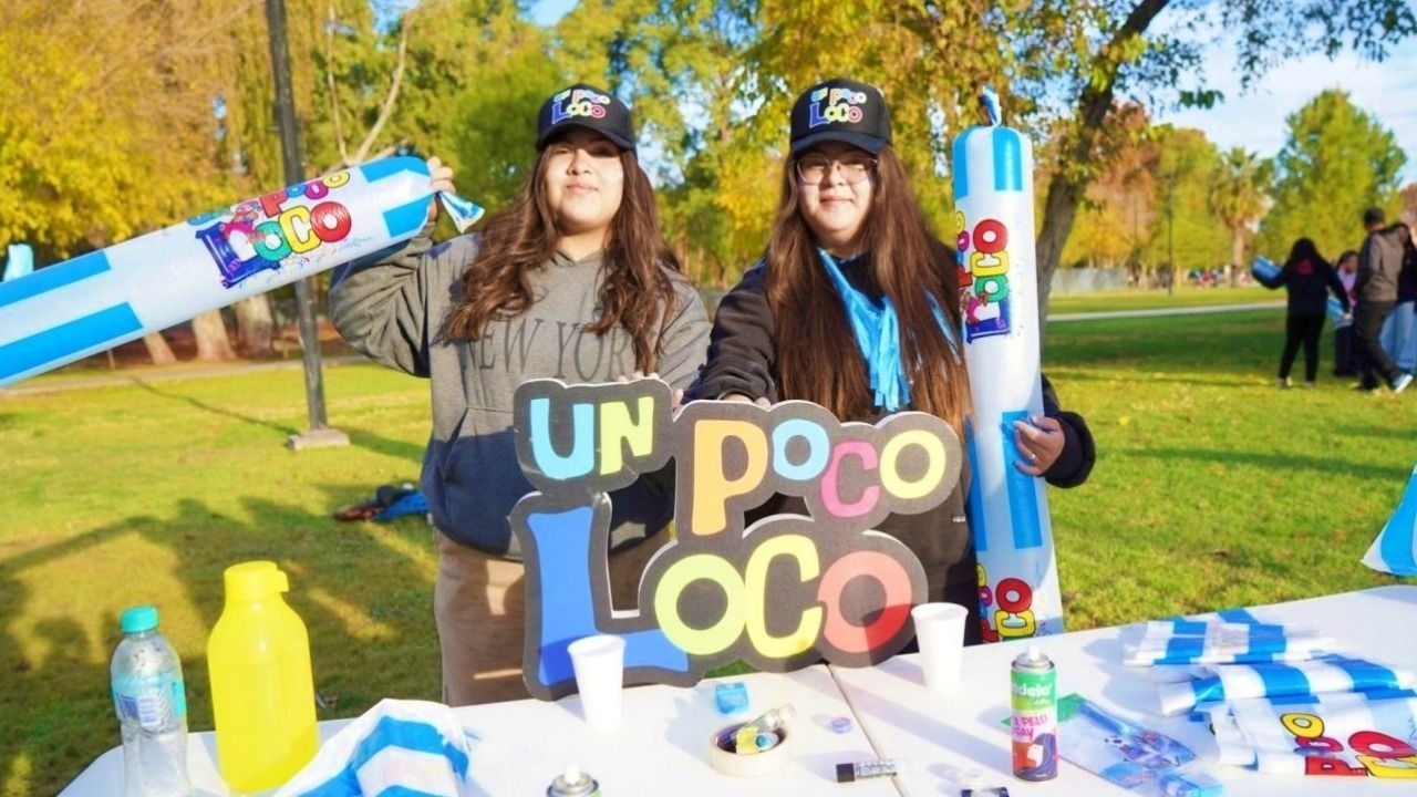 El cotillón Un Poco Loco tiñó de celeste y blanco la Caravana del GRUPO HUARPE