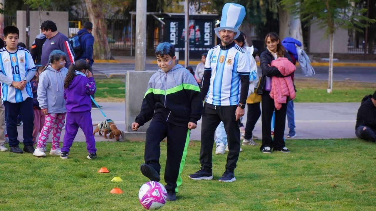 Rufrano puso el fútbol y la solidaridad en la Caravana del Mundial de GRUPO HUARPE